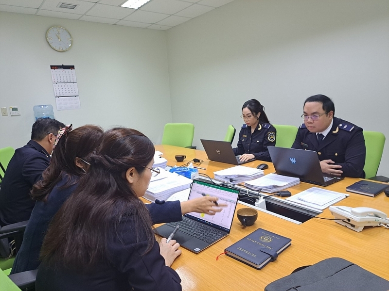 Customs officers of Post Clearance Audit conduct on-site inspection. Photo: T.Bình