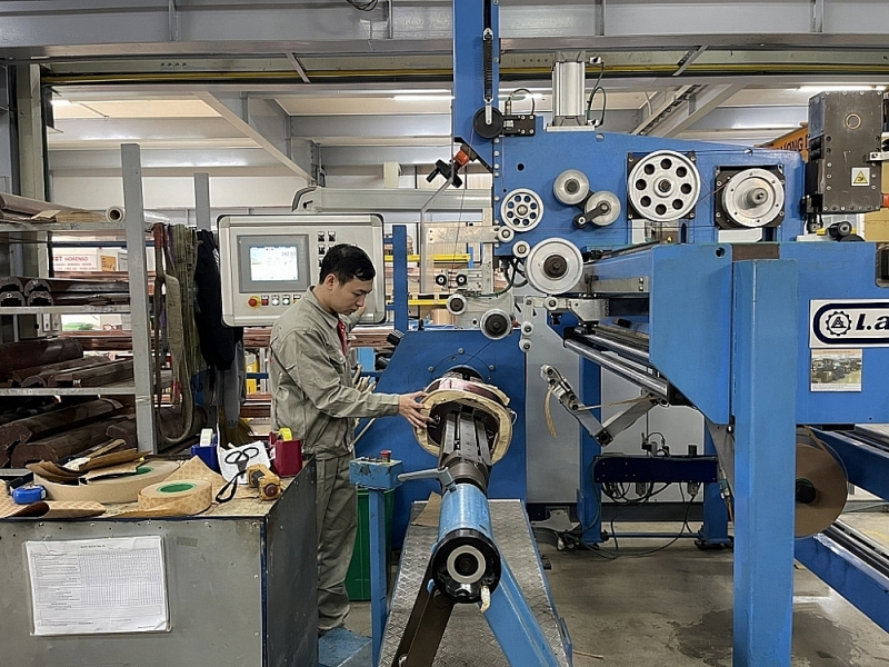 Many enterprises have to spend tens of billions of dong to import machinery and equipment to meet requirements from partners. Photo: H.Diu