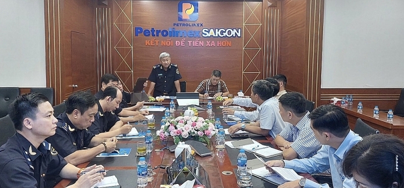 Mr Huynh Nam, Saigon port area 3 Customs Branch, discussed with businesses. Photo: H.T
