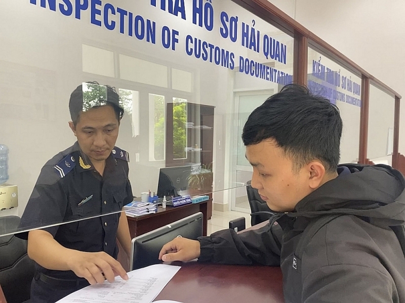 Customs officers of My Phuoc Industrial Park Customs Branch, Binh Duong Customs Department guide enterprises. Photo: T.D