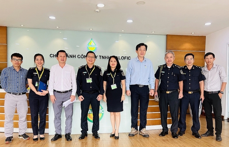 The Investment Customs Branch - HCM City Customs Department accompanies CALOFIC to develop