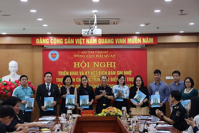 Leaders of Hai Phong Customs Department signed a Memorandum of Understanding with representatives of some enterprises (October 2022). Photo: T.Bình
