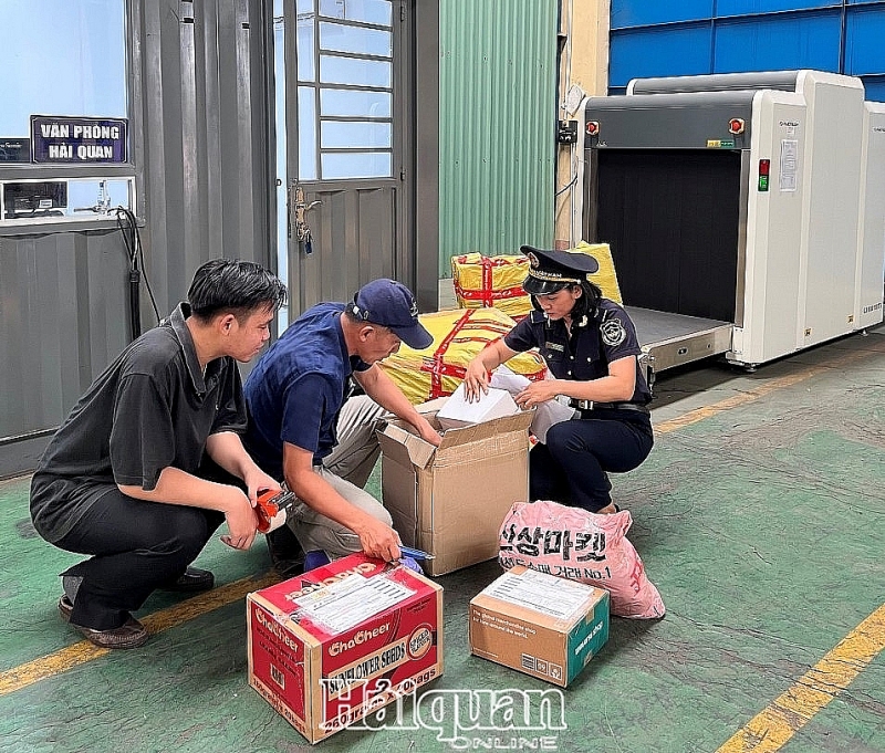 Customs officers of Song Than Customs conducted physical inspection of goods sent via express delivery. Photo: Thu Mai