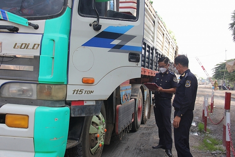 Customs officers of Thuong Phuoc border gate Customs Branch carry out procedures for imported vehicles in April 20, 2023. Photo: T.H