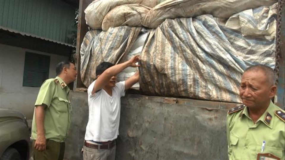 70 tonnes of smuggled sugar were camouflaged under waste bags