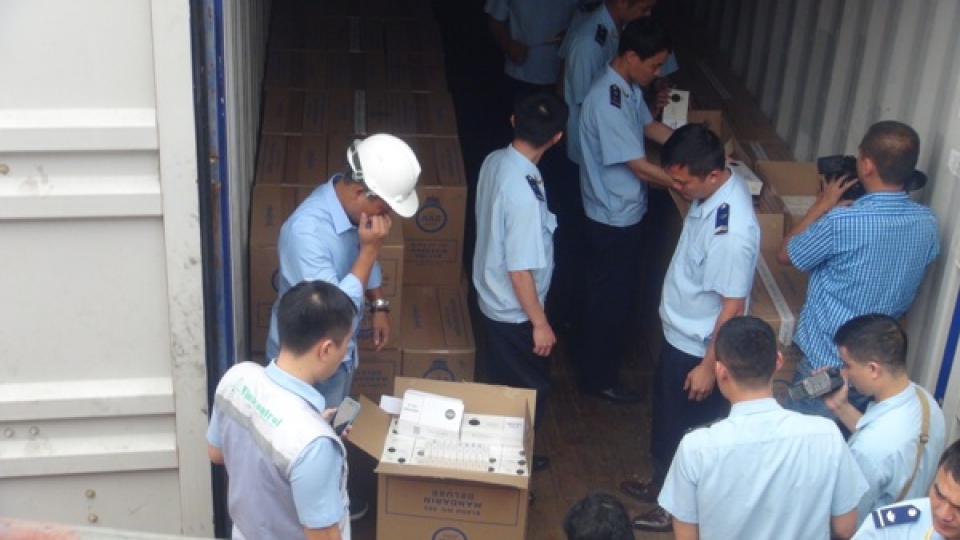 close up the case of inspecting container of foreign cigarette unknown origin