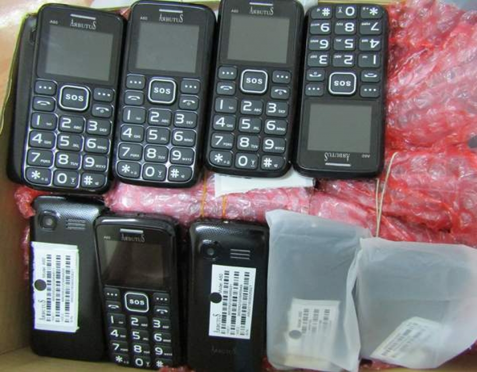 stop a car transported 300 smuggled china mobile phones