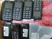 Seize a car transported 160 smuggled China mobile phones