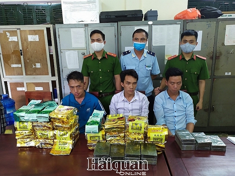 nghe an customs coordinates to arrest three people transporting huge amount of drugs