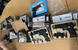 Discovery of many gun-shaped accessories and products inside 97 parcels sent via express delivery