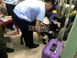 Mong Cai Customs using sniffing dogs to detect drugs
