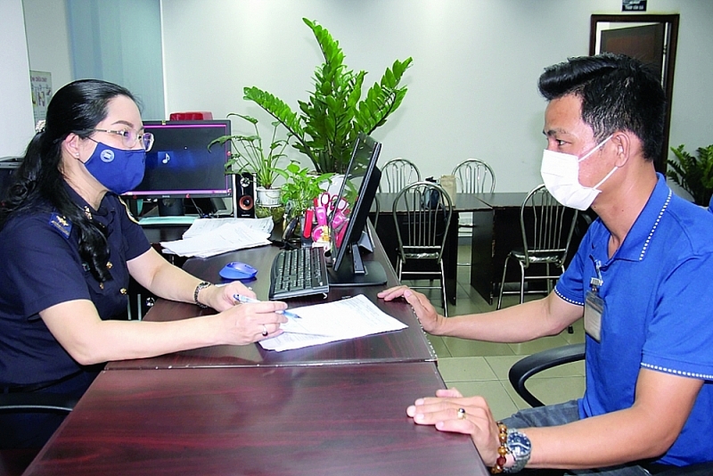 Customs officers of Tan Son Nhat International Airport instruct customs procedures to enterprise. Photo: T.H