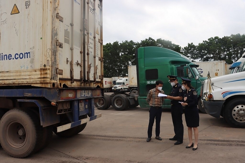 Professional activities at Mong Cai Customs Branch (Quang Ninh Customs Department). Photo: T.Bình