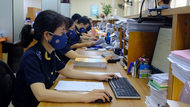 Profestional activities of customs officers at Hai Phong Customs Department, Photo: N.Linh