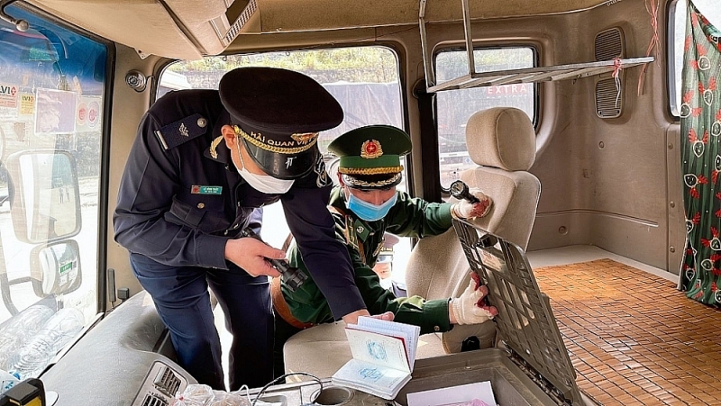 Cau Treo Customs officers coordinate to inspect vehicles on entry. Photo: Nguyễn Trinh