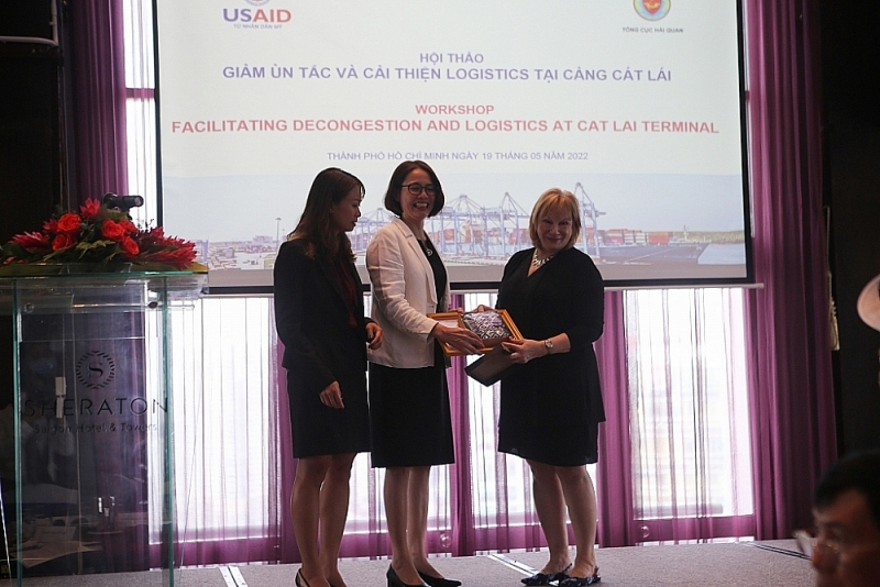Mrs. Nguyen Thi Viet Nga, a representative of the General Department of Vietnam Customs, thanked Mrs. Ann Marie Yatishock for her contribution to the Customs facilitation work. Photo: T.H