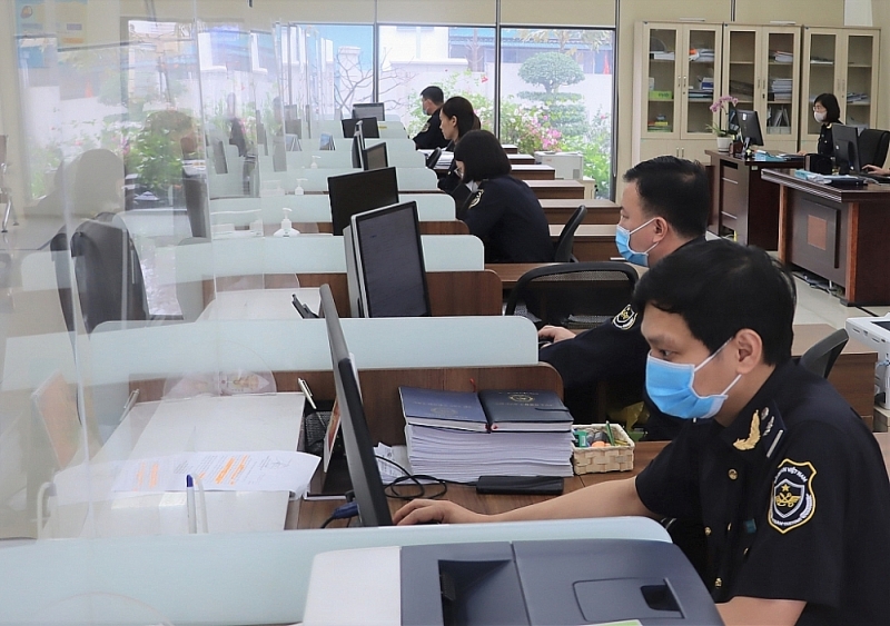 Professional activities at Hon Gai port Customs Branch, Quang Ninh Customs Department. Photo: Q.H