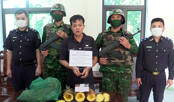 Phan Van Hoang and drugs are seized. Photo: Minh Toàn