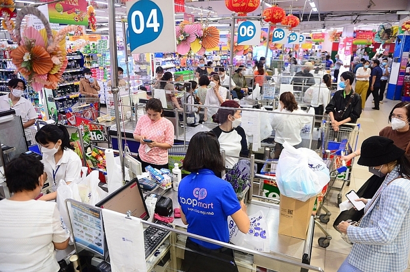 Customers go shopping at the supermarket system of Saigon Co.op.