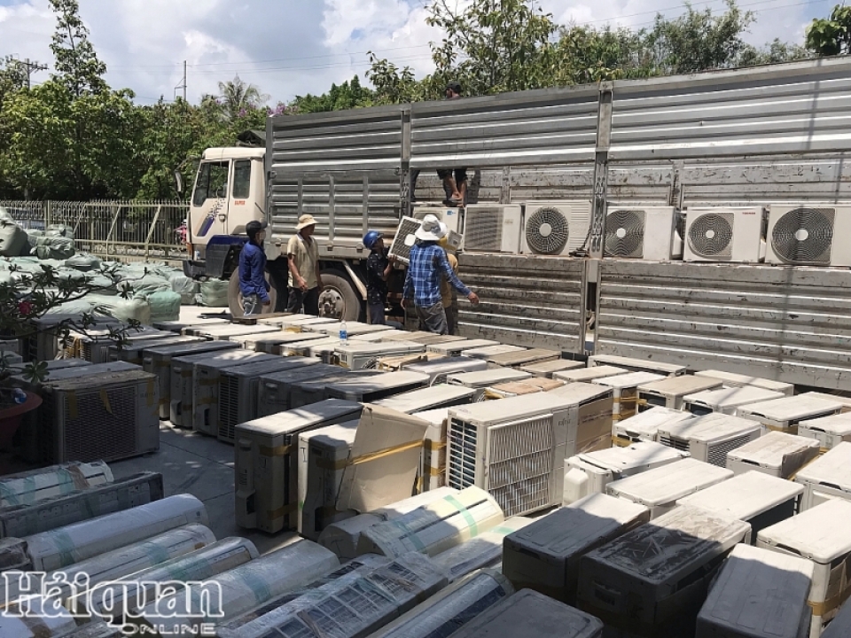 large amount of prohibited goods seized at long an border