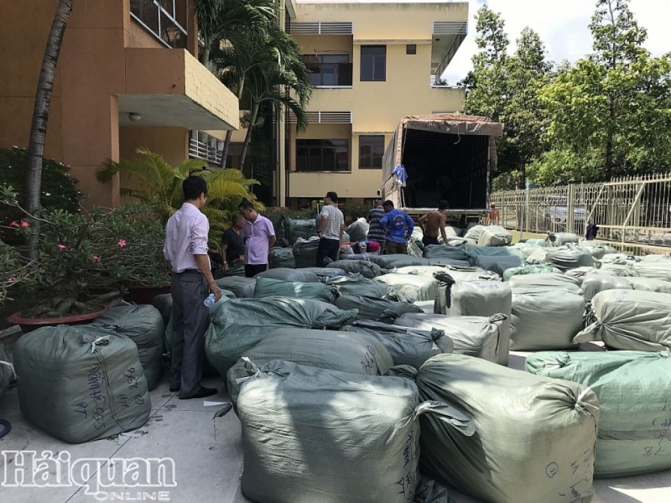 large amount of prohibited goods seized at long an border