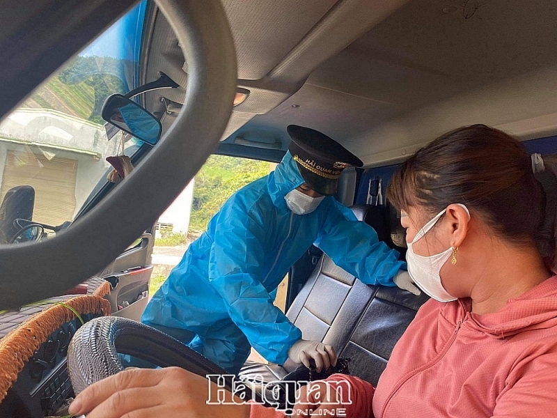 Nam Can Customs official inspect vehicle on entry and exit country and import-export goods to ensure pandemic prevention. Photo: Mạnh Đường