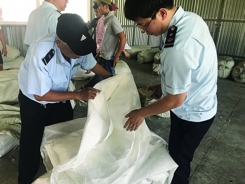 Huu Nghi Customs officials (Lang Son Customs Department) took turns to receive dossiers and guide enterprises to take vehicle to the terminal. Photo: H.Nụ