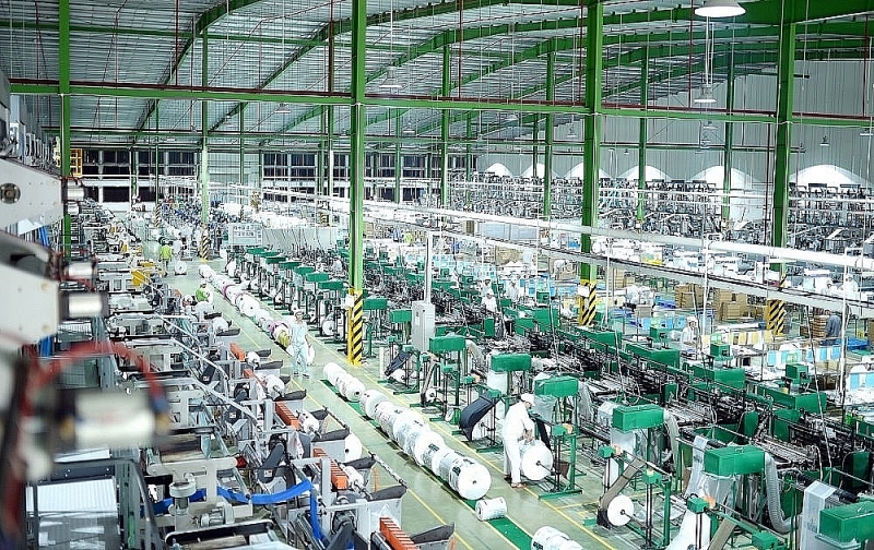 Plastic enterprises have invested in many factories to proactively source raw materials. In the photo: The production line in the factory of An Phat Holdings Group. Photo: H.D