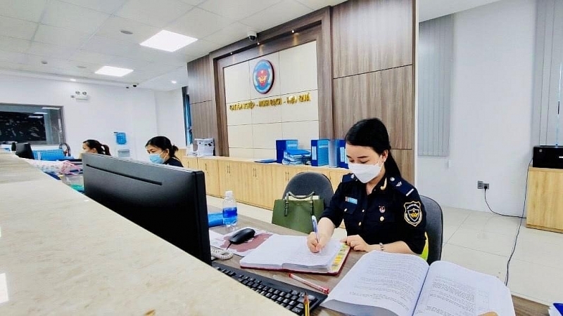 Professional activities of Da Nang International Airport Customs officers. Photo: HQDN