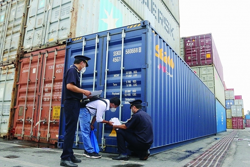 Dong Nai Customs officers supervise import and export goods at Dong Nai port. Photo: N.H