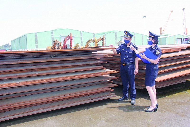 Customs officers of Saigon Port Customs Branch Area 3 (HCM City Customs Department) inspect imported goods. Photo: T.H