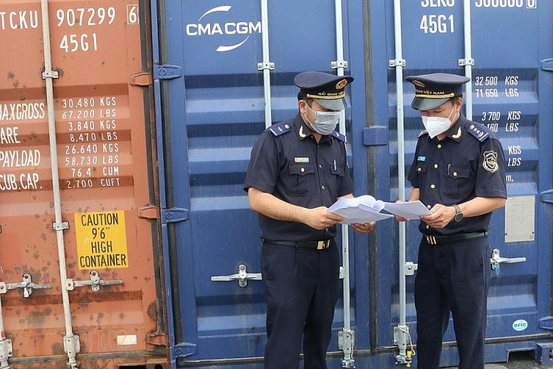 Customs officers of Dong Nai port Customs Branch inspected imported and exported goods. Photo: N.H