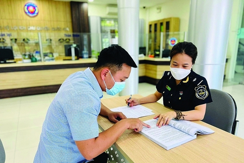 Customs officer of Hoa Khanh-Lien Chieu Industrial Park Customs Park instructs customs procedures to enterprises. Photo: Da Nang Customs
