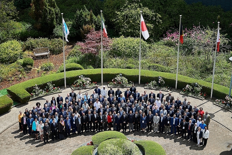 Delegations of member customs administrations take a group photo