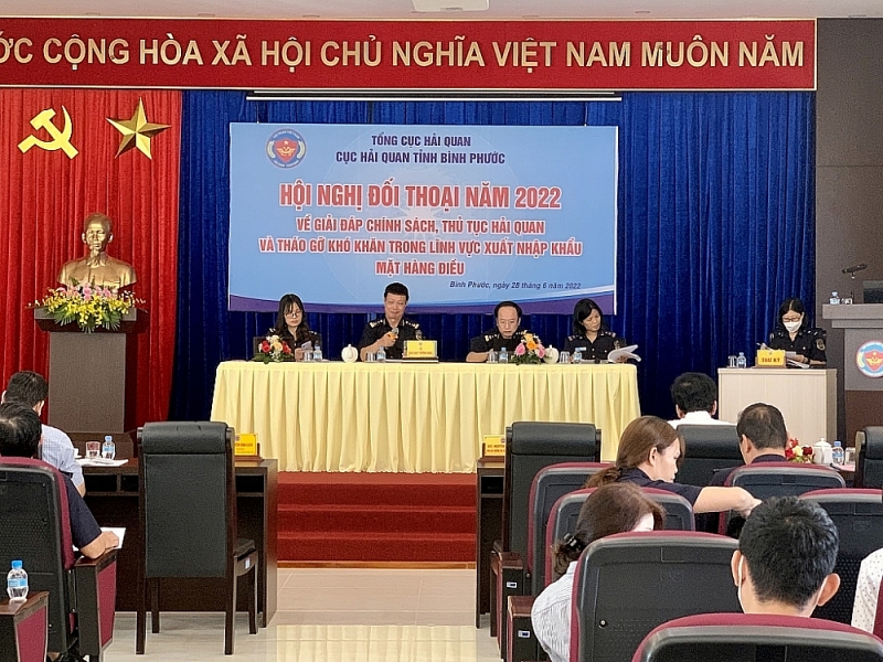 Leaders of Binh Phuoc Customs Department talk to enteprises at the conference. Photo: N.H