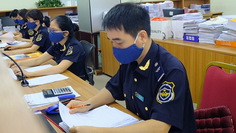 Professional activities at Hai Phong port area 3 Customs Branch. Photo: N.Linh