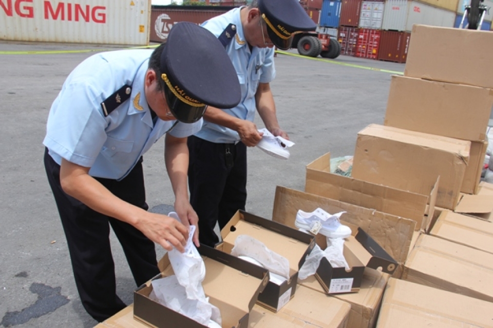 seize 10000 pairs of fake converse shoes made in china