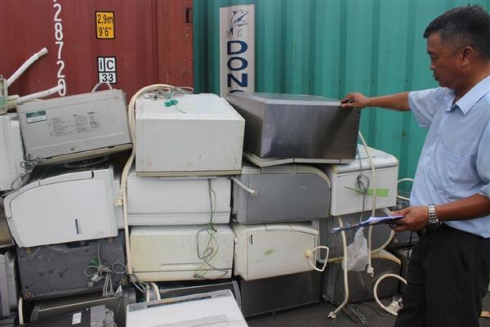 seize 8 containers of prohibited goods camouflaged plastic baskets