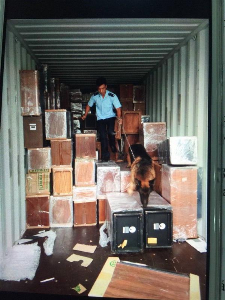 seize a container full of used cabinet loudspeaker and amplifier