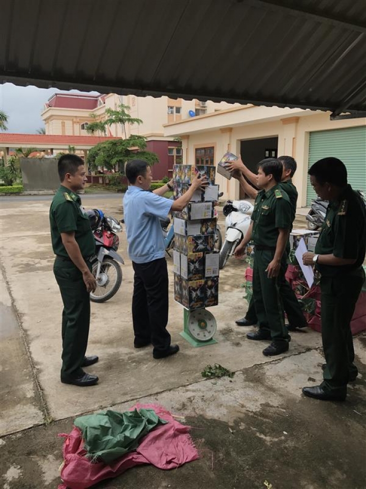 appraise to clarify the case of transport 300 kg fireworks at lao bao border gate