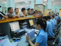 the deputy prime minister truong hoa binh examines the administrative reform at the hcm city customs department
