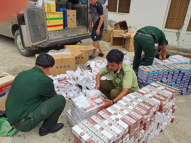 seizing a truck transporting contraband in an giang
