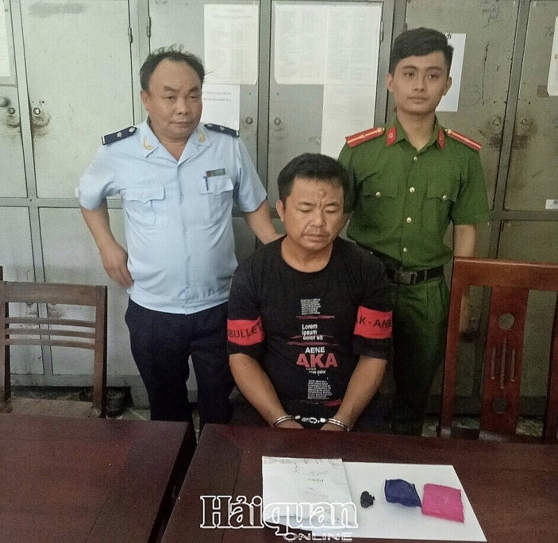 nghe an customs arrests a person transporting narcotics through management area