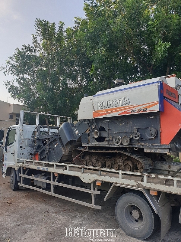 dinh ba customs seizes two smuggled rice harvester threshers worth nearly half a billion
