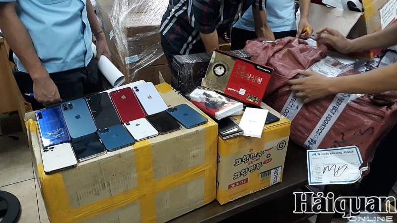Seizing more than 100 units of phones branded Samsung and iPhone on a flight from South Korea to Noi Bai