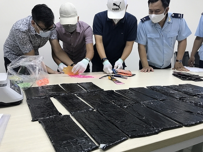 Drugs were hidden in parcels seized by Ho Chi Minh City Customs. Photo: T.H