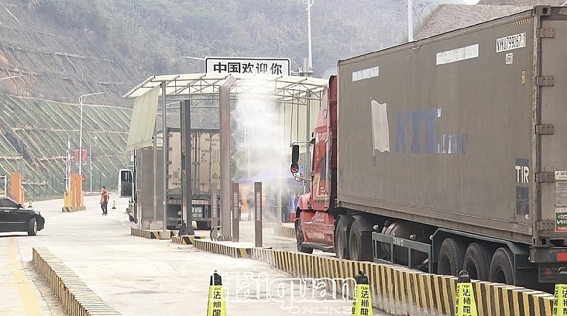 Cargo trucks cleared at Tan Thanh - Po Chai border gate dedicated route are disinfected. Photo: Sơn Hà