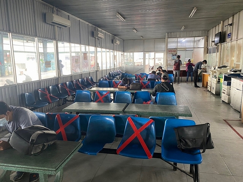 The waiting room at Saigon port area 1 Customs Branch was arranged to ensure social distancing complied with the regulations (photo taken on July 8, 2021). Photo: T.X