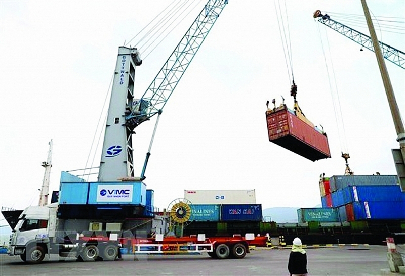 Unloading goods at Quy Nhon port. Photo: T.Tung/TTXVN