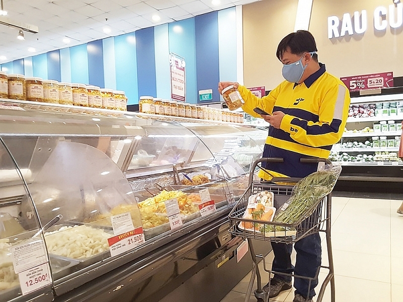 A driver selects goods according to the customer's request at the market.